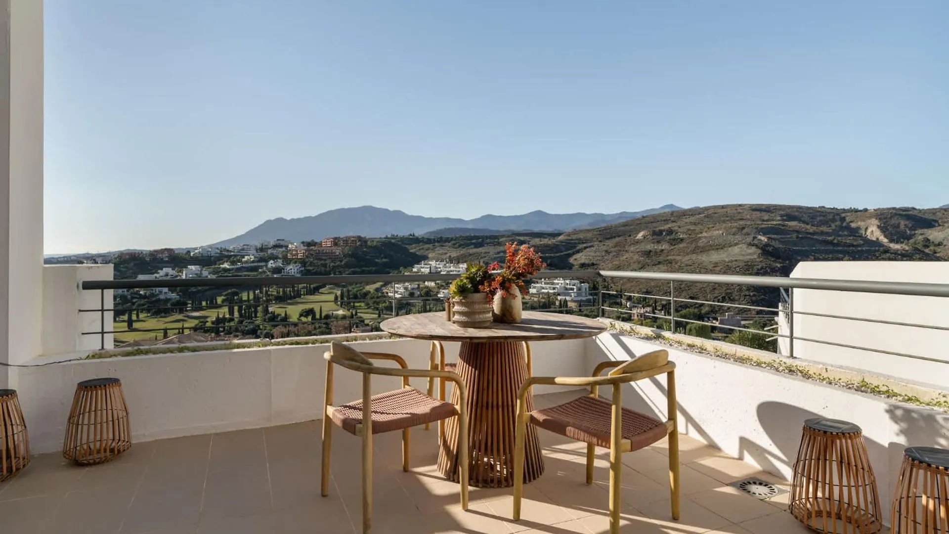 Serendipity Flat- Stunning Views And Serene Interior Estepona Daire
