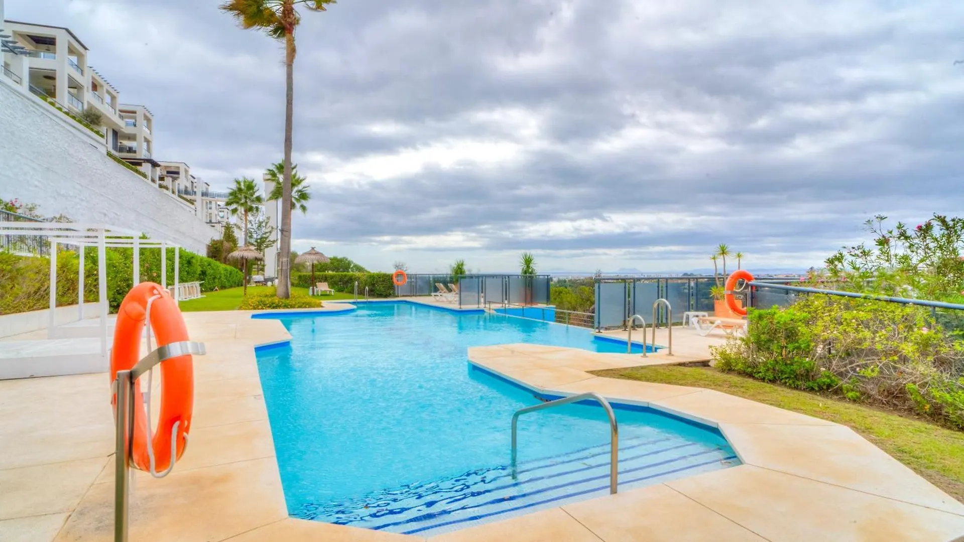 Serendipity Flat- Stunning Views And Serene Interior Estepona