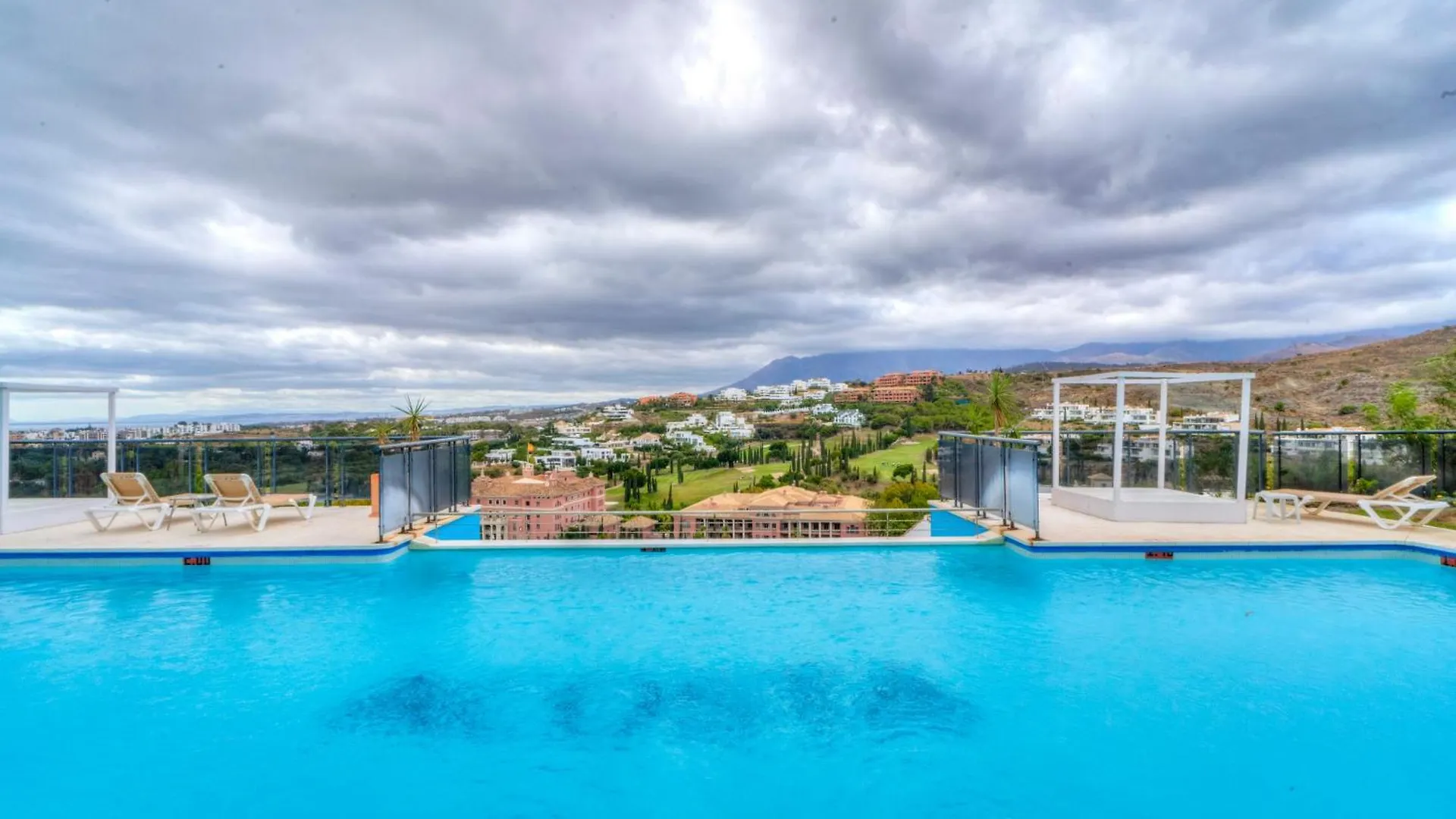 Serendipity Flat- Stunning Views And Serene Interior Estepona Apartment