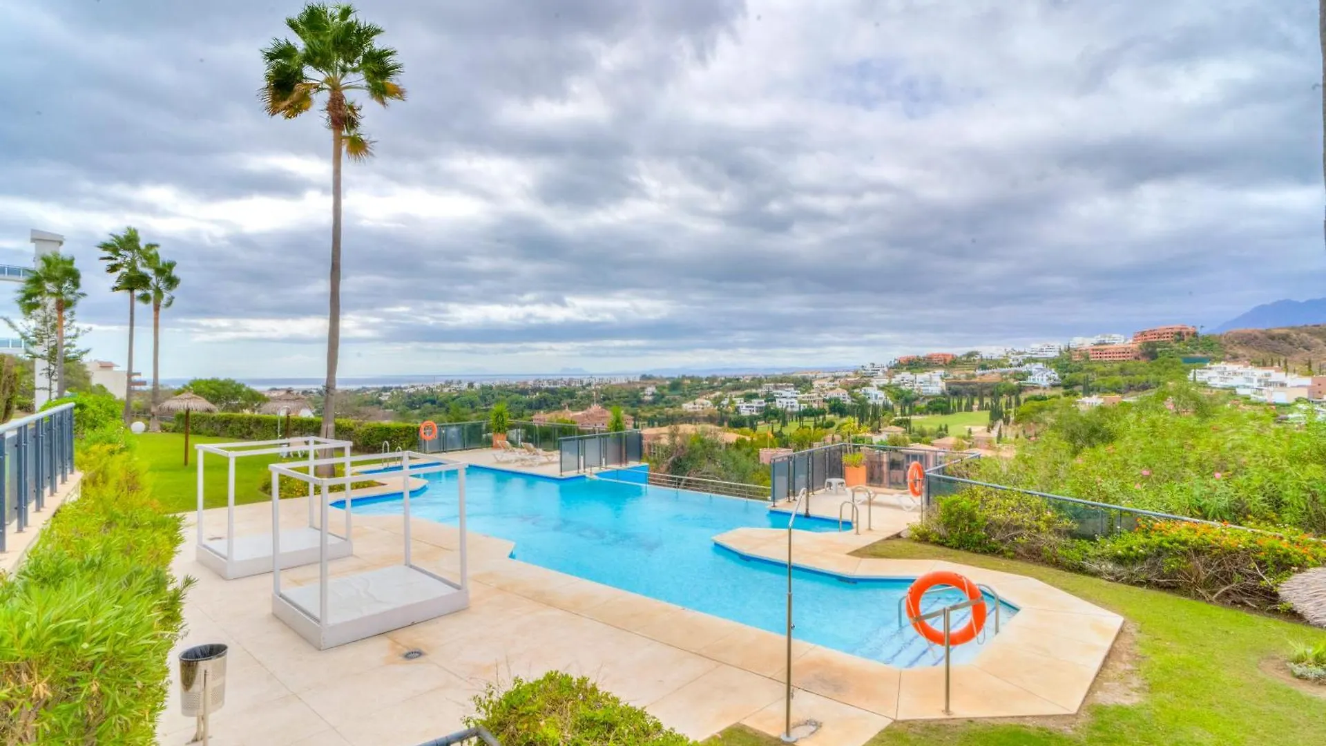 Serendipity Flat- Stunning Views And Serene Interior Estepona