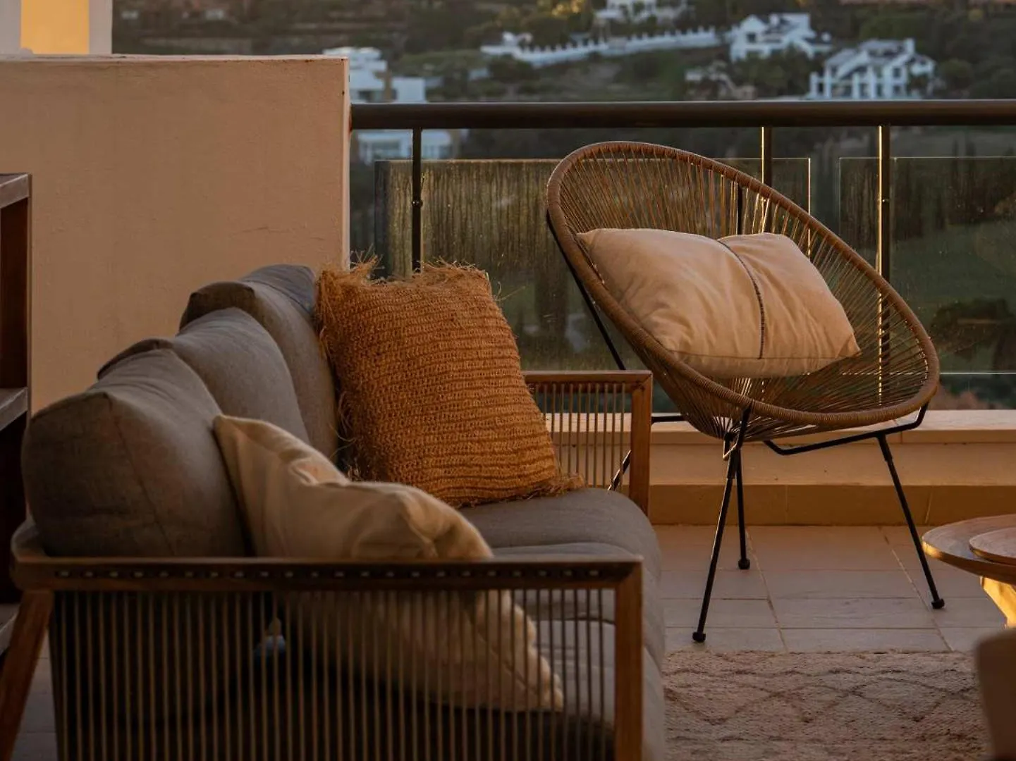 Serendipity Flat- Stunning Views And Serene Interior Estepona