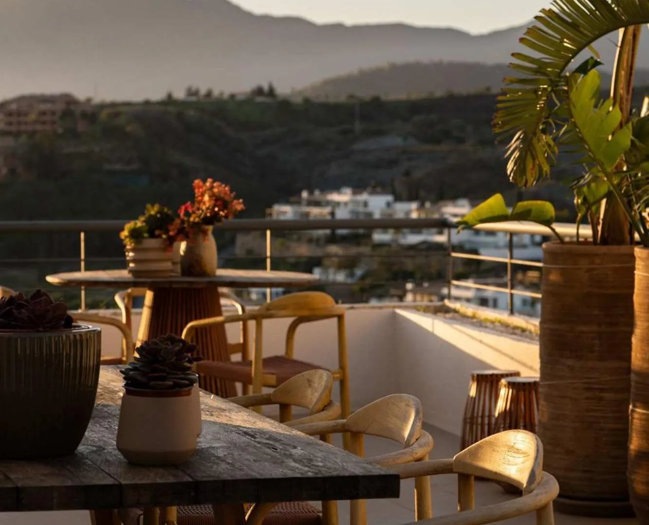 Serendipity Flat- Stunning Views And Serene Interior Estepona