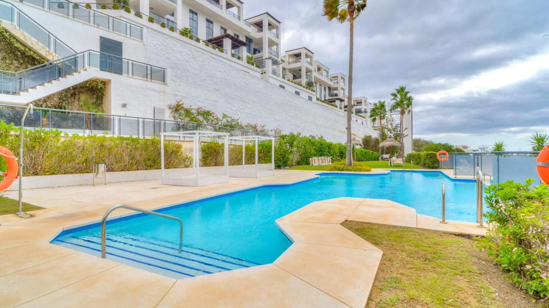 Serendipity Flat- Stunning Views And Serene Interior Estepona Apartment